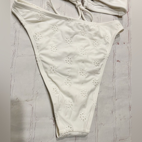 [Wild Fable] white bikini with eyelet bottom XS - Picture 2 of 7